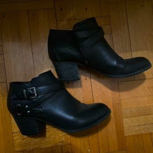 Black size 8 booties